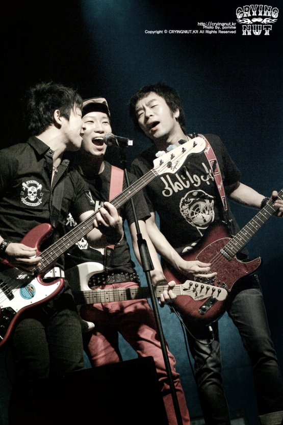 Korean indie band Crying Nut members Han Kyung-rok (left), Park Yoon-sik (center) and Lee Sang-myun (right) on the stage in a club in Seoul, Korea. (Drug Record)