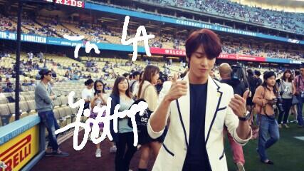[Photos] Jung Yonghwa au Ryu HyunJin’s Game (LA Dodgers) à Los Angeles (27.05.2014) Jyh-la-dodgers-3