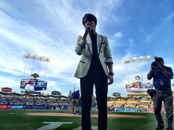 [Photos] Jung Yonghwa au Ryu HyunJin’s Game (LA Dodgers) à Los Angeles (27.05.2014) Jyh-la-dodgers2