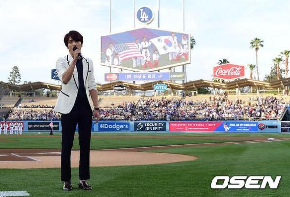 [Photos] Jung Yonghwa au Ryu HyunJin’s Game (LA Dodgers) à Los Angeles (27.05.2014) Yonghwa-sings-korea-national-anthem-la-dodgers1