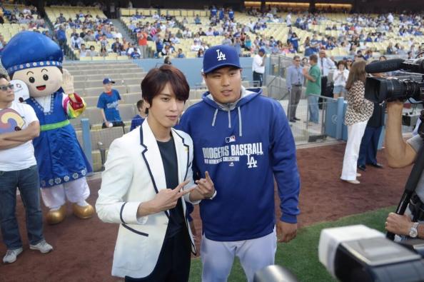 [Photos] Jung Yonghwa au Ryu HyunJin’s Game (LA Dodgers) à Los Angeles (27.05.2014) Yonghwa-with-ryu-hyun-jin